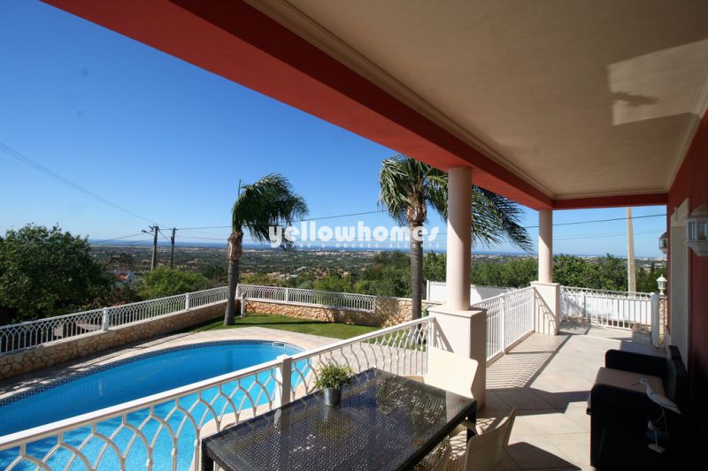 Charmosa moradia térrea com piscina e vista panorâmica em Boliqueime